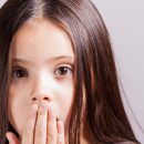 Worauf zeigt der schlechte Atem aus dem Mund des Kindes?